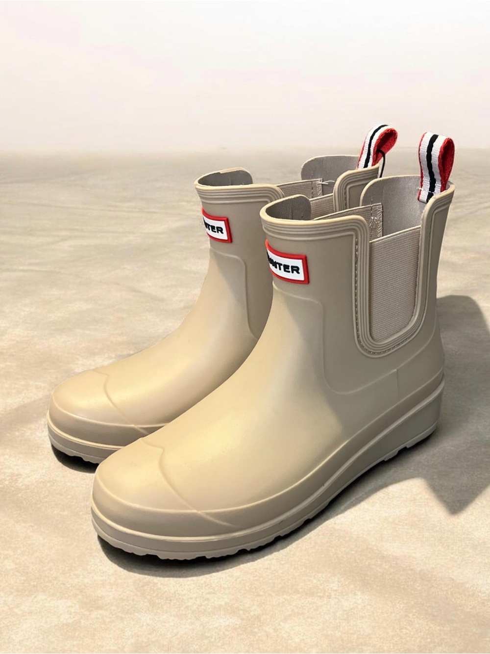 Hunter Women’s Chelsea Waterproof Rain Boots Beige/Taupe Size 7 NWT